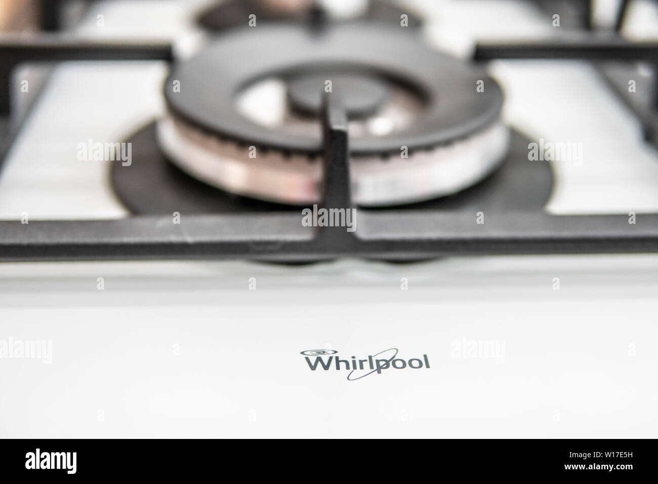 Lodz, Polonia, luglio 2018 all'interno di Saturno negozio elettronico, Whirlpool piani cottura a gas prodotta dalla Whirlpool Corporation americana produttrice di elettrodomestici Foto Stock