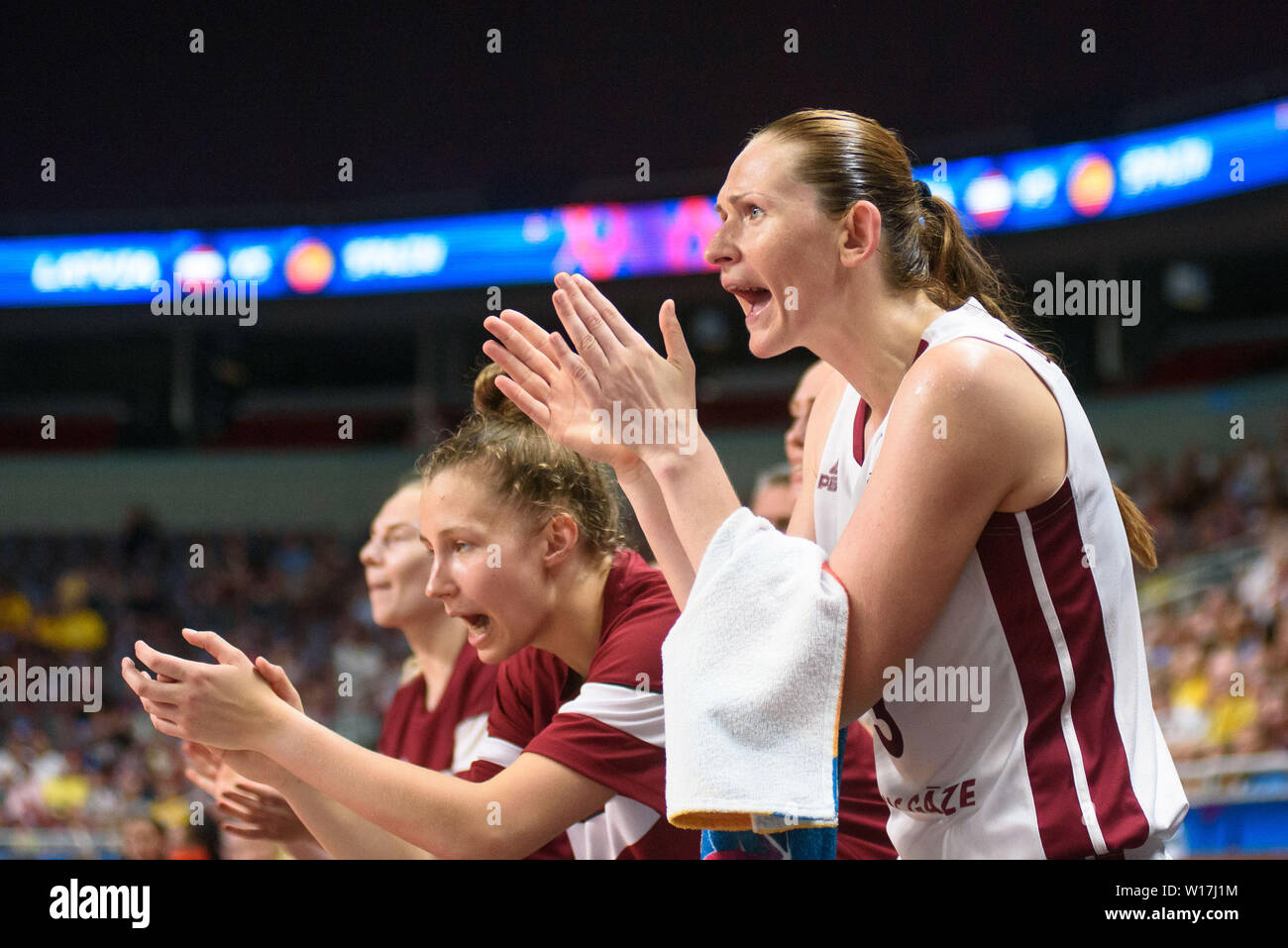 (190701) --RIGA, 1 luglio 2019 (Xinhua) -- Aija Brumermane (R) della Lettonia il tifo per i suoi compagni di squadra durante una partita tra la Lettonia e in Spagna con la FIBA per donna EuroBasket 2019 torneo nella Riga, Lettonia, 30 giugno 2019. (Xinhua/Edijs Palens) Foto Stock