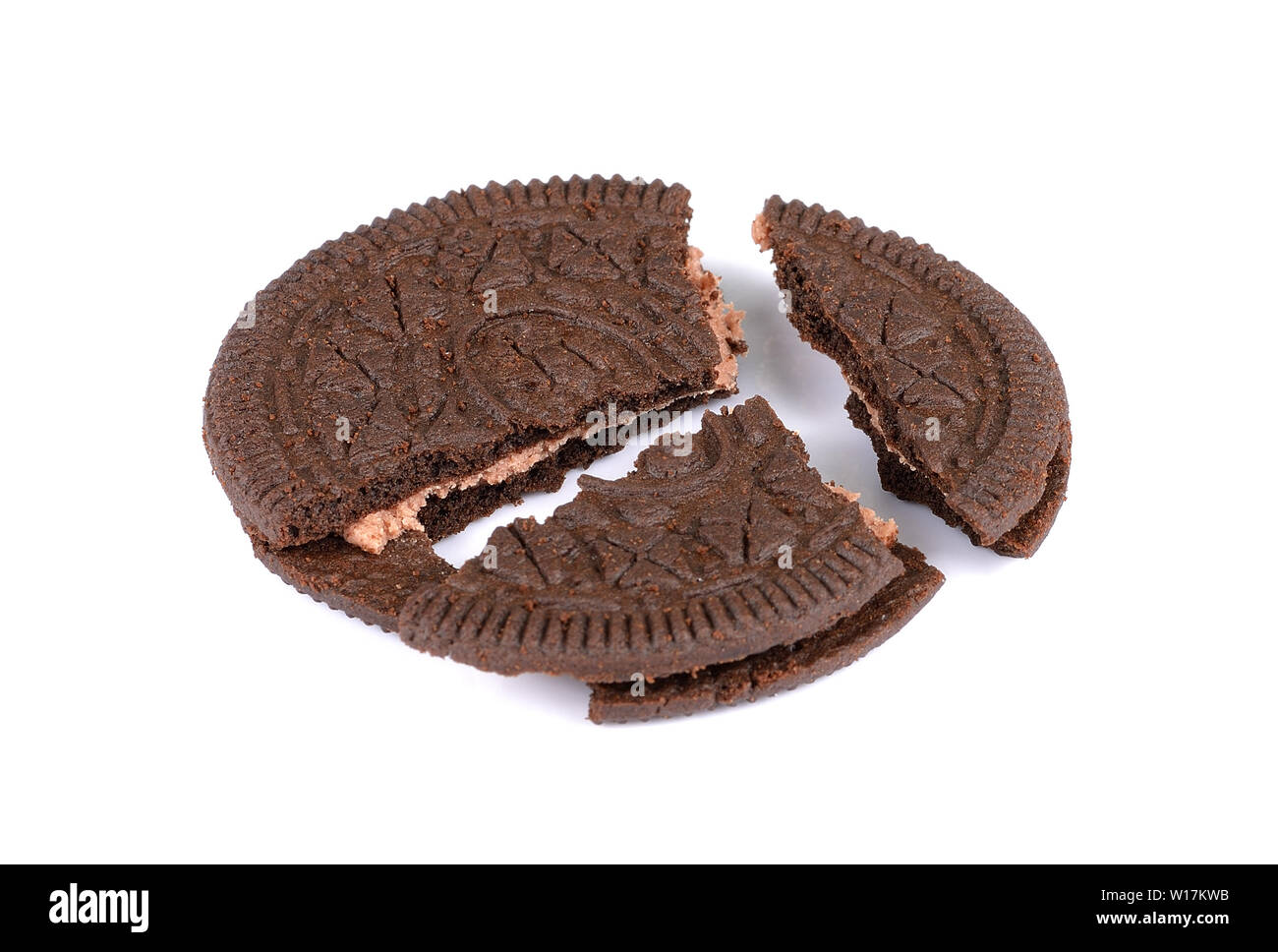Crema di cioccolato cookies isolato su bianco Foto Stock