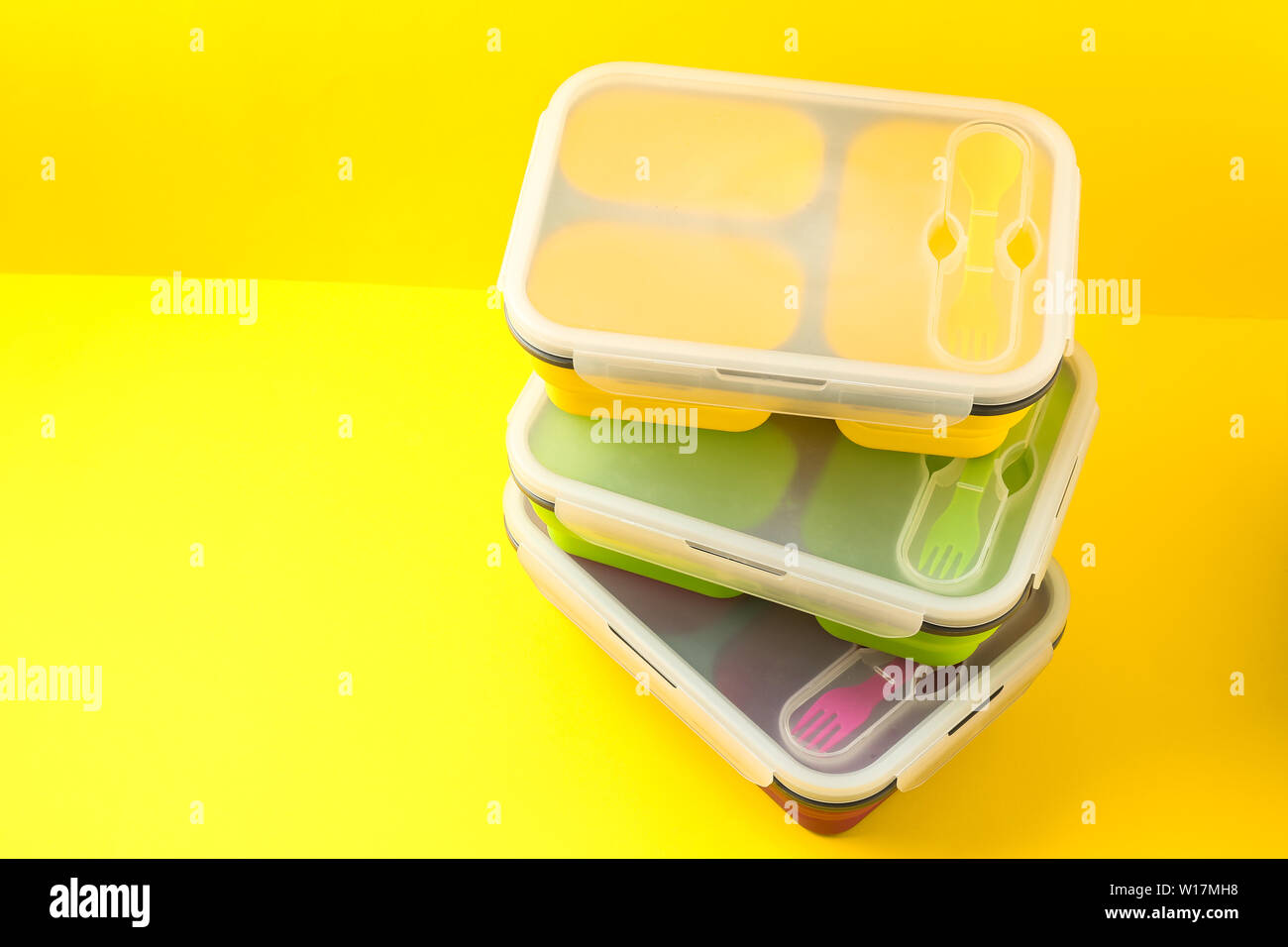 Pranzo in plastica scatole sul colore di sfondo Foto Stock