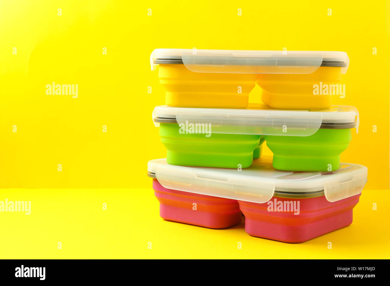 Pranzo in plastica scatole sul colore di sfondo Foto Stock