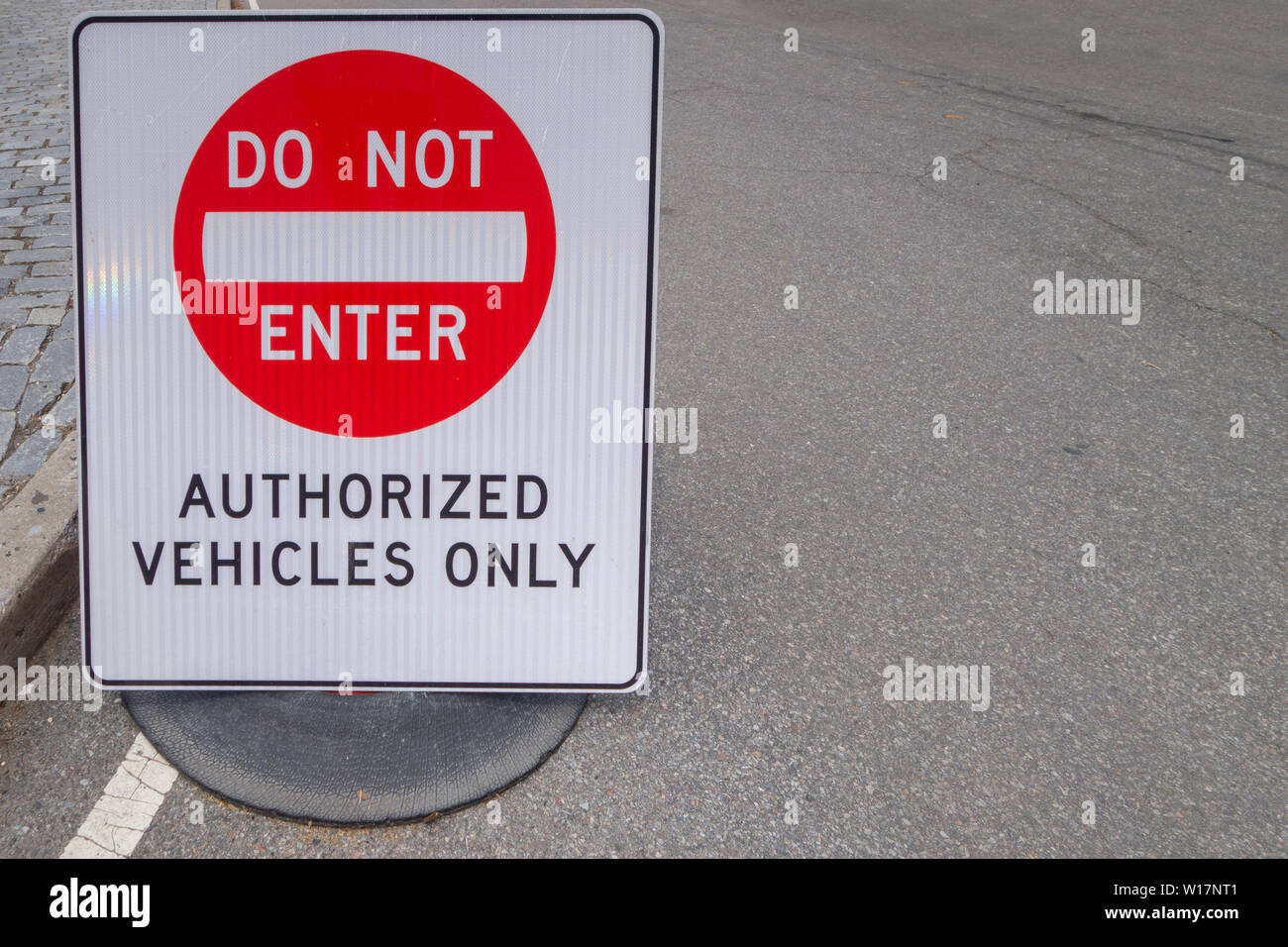 Segno per automobili, non inserire i veicoli autorizzati solo Foto Stock