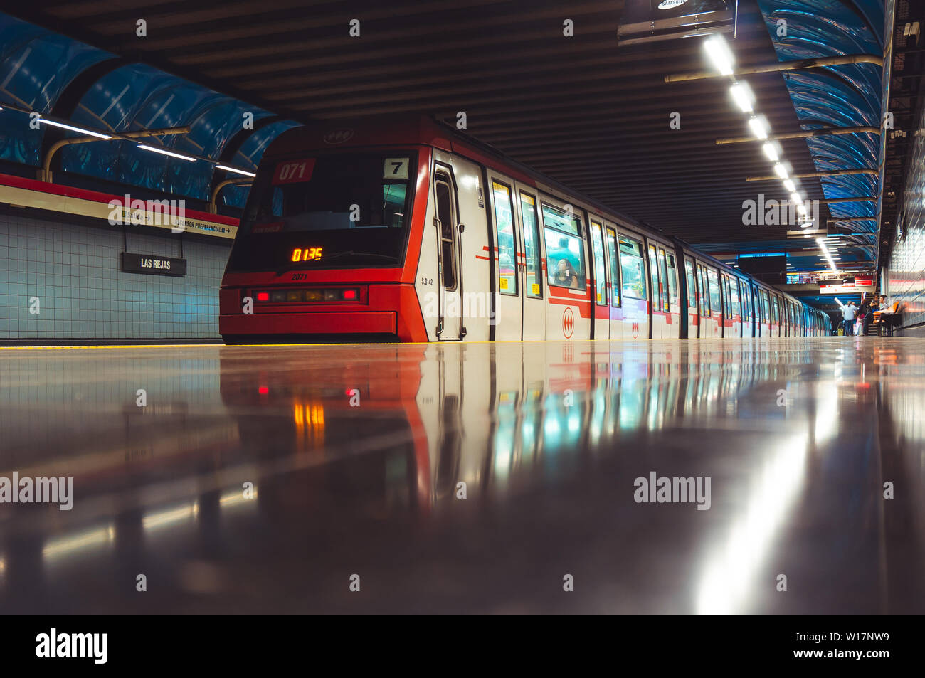 SANTIAGO DEL CILE - Marzo 2016: a Santiago metropolitana treno di marca a Las Rejas station Foto Stock