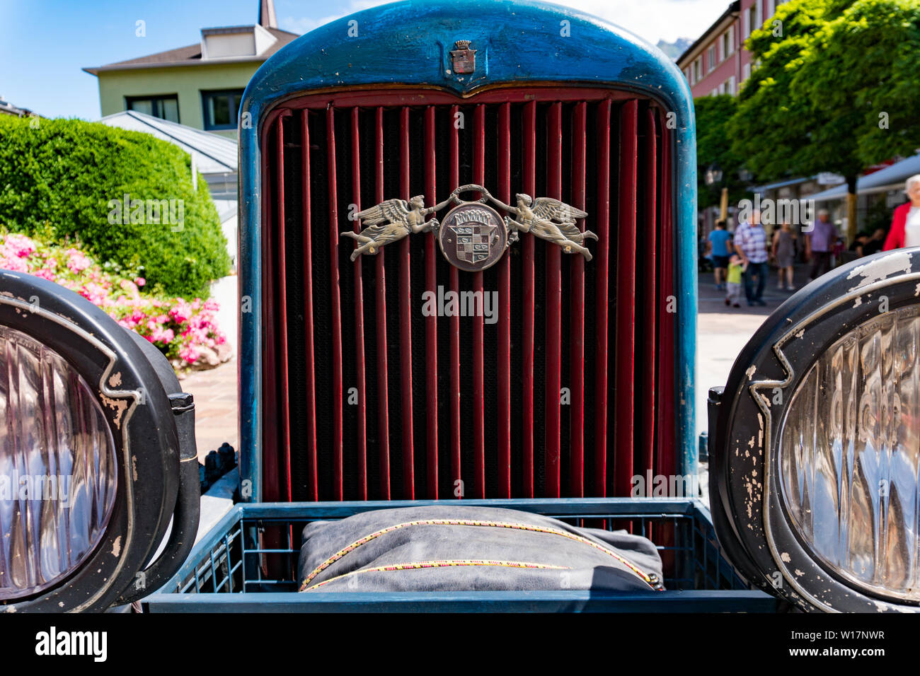 Bad Ragaz, SG / Svizzera - 23 Giugno, 2019: chiudere fino alla griglia del radiatore e il logo di un azzurro 1925 Cadillac modello 314 racing auto sportiva al Heidil Foto Stock