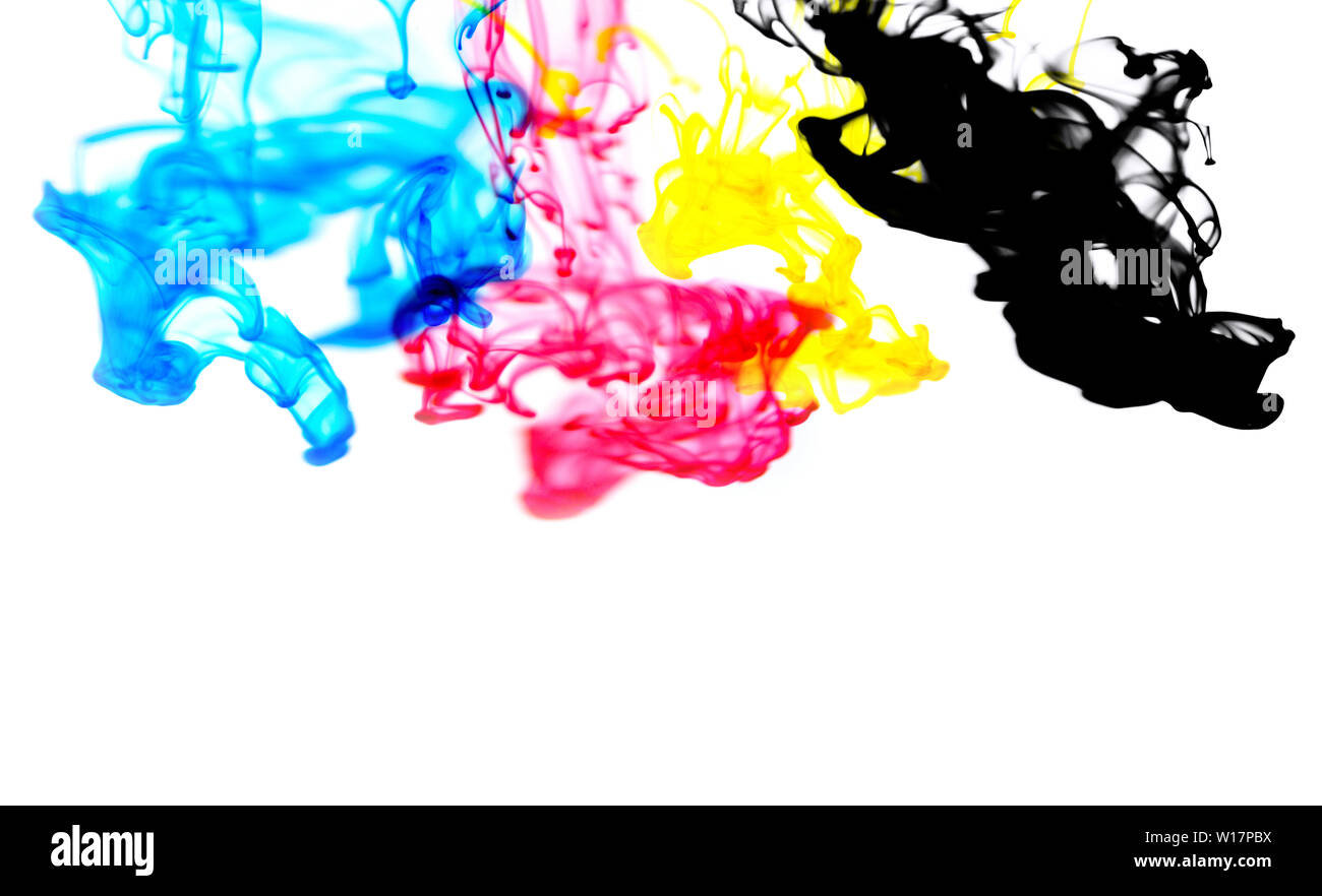 Inchiostro cmyk concetto spruzzi di colore per dipingere con i colori ciano  blu rosso magenta giallo e nero / Rainbow a gocce di inchiostro di colori  acrilici in acqua su sfondo bianco ,