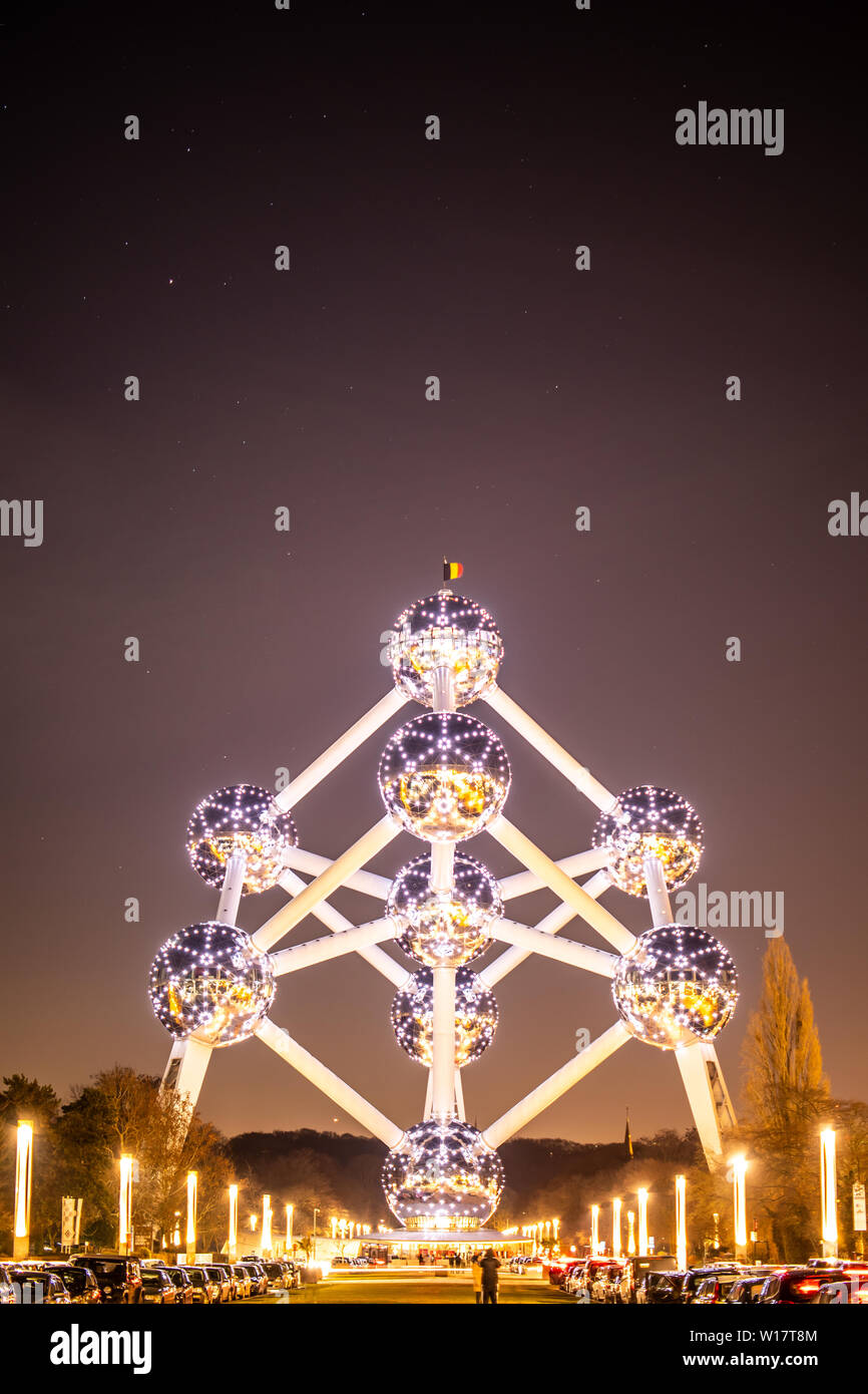 Bruxelles, Belgio, Jan 2019: l'Atomium nella notte, Atomium raffigura nove atomi di ferro in forma di cubico a corpo centrato cella unità di cristallo di ferro Foto Stock