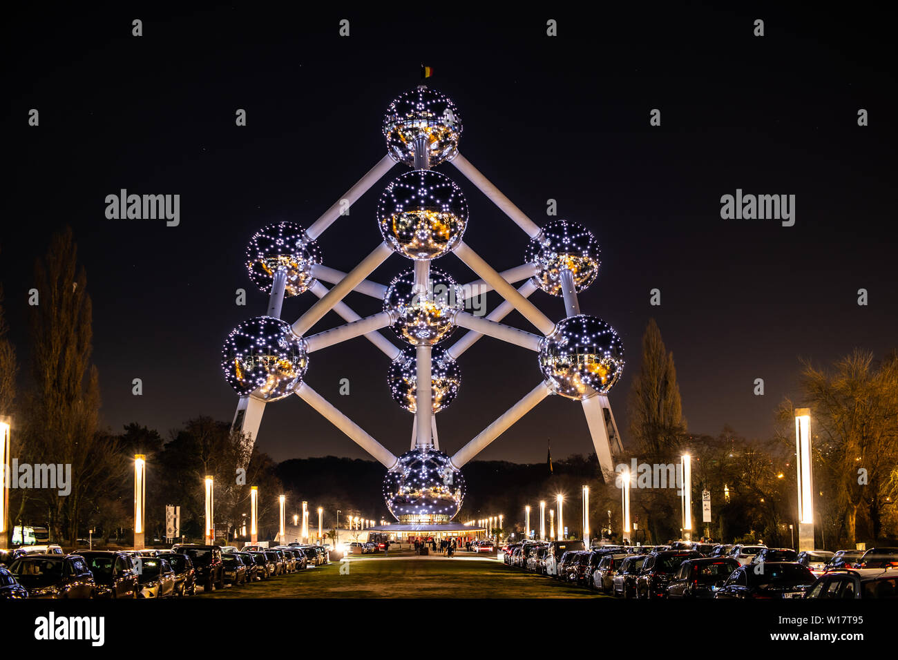Bruxelles, Belgio, Jan 2019: l'Atomium nella notte, Atomium raffigura nove atomi di ferro in forma di cubico a corpo centrato cella unità di cristallo di ferro Foto Stock