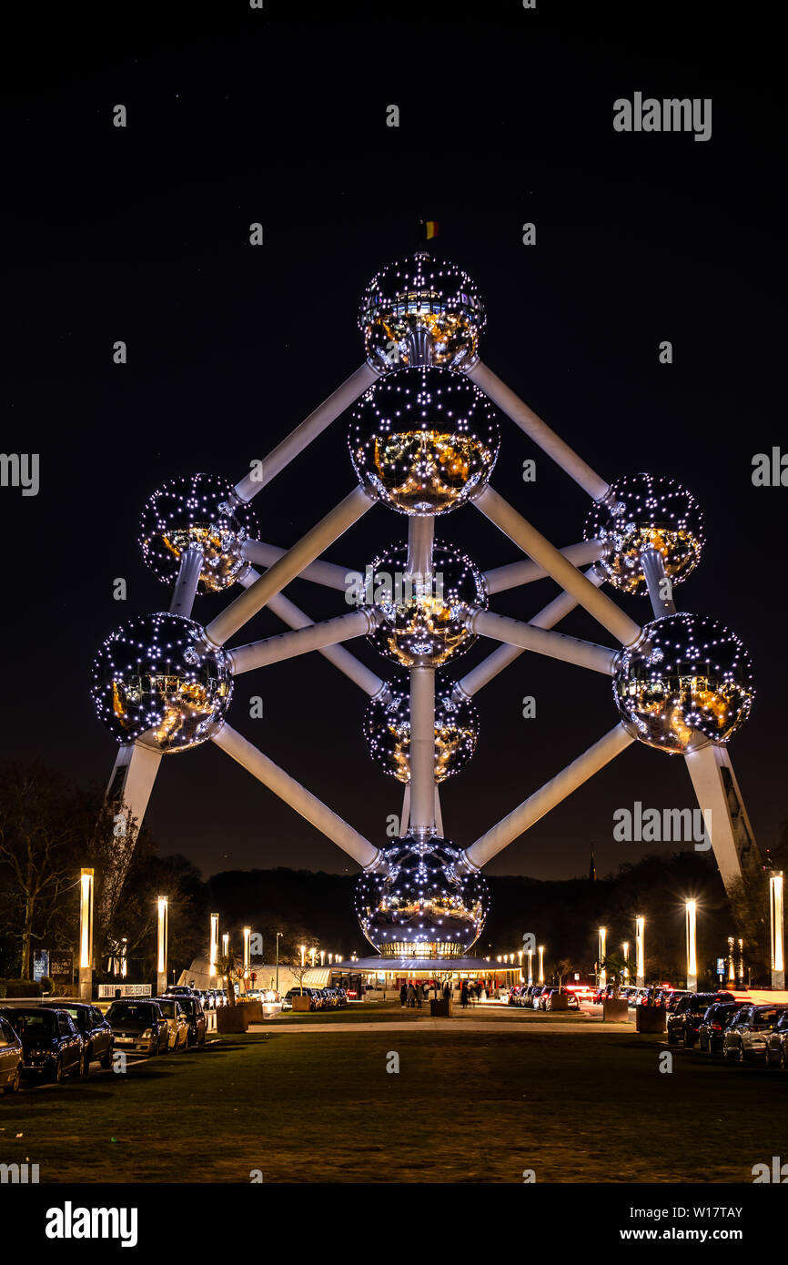 Bruxelles, Belgio, Jan 2019: l'Atomium nella notte, Atomium raffigura nove atomi di ferro in forma di cubico a corpo centrato cella unità di cristallo di ferro Foto Stock