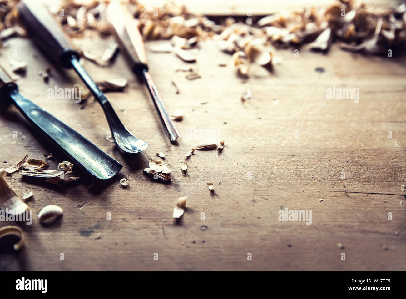 Macchine per la lavorazione del legno strumenti vintage scalpelli con legno shawings sul banco di lavoro rétro Foto Stock