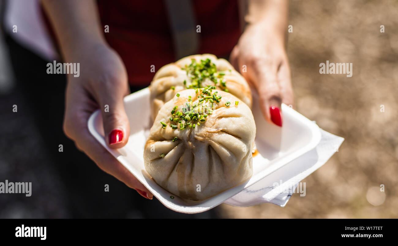 Asian vaporizzato baozi panini con carne di maiale e cipollina a street market alimentare Foto Stock