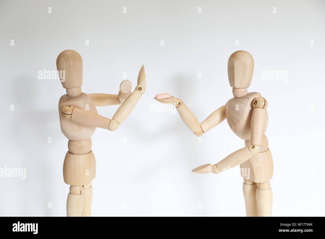 Due manichini in legno figure di fronte e dire no alla droga di partito pillole. Il test delle pasticche al festival di musica di concetto. Facendo una sana vita personale scelte Foto Stock