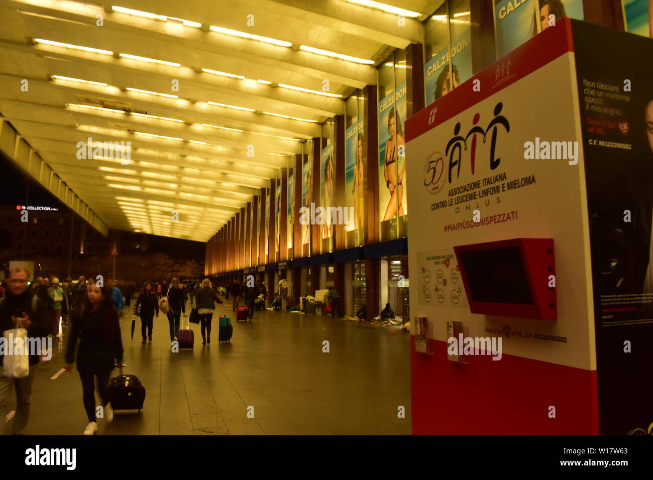 Vista dell'ingresso principale della stazione Termini Stazione di Roma di notte Foto Stock