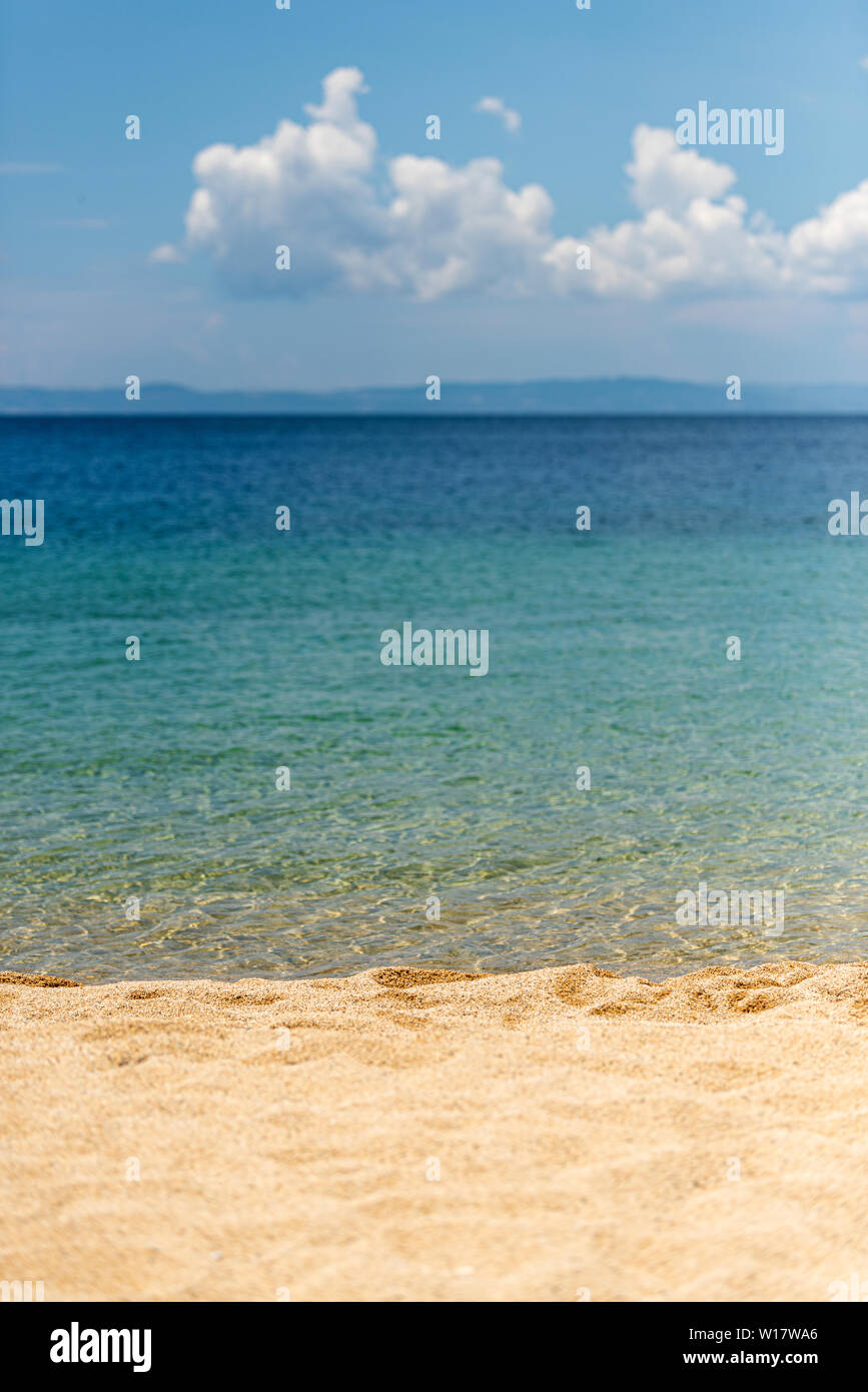 Sabbia di mare sky concept. La sabbia sulla spiaggia e il Cielo di estate blu, calma e concetto di natura Foto Stock
