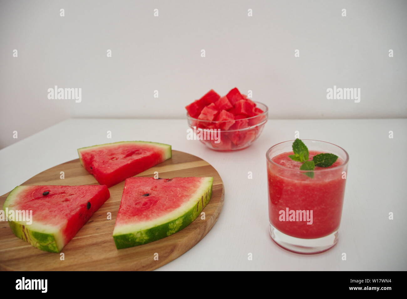 Elevato angolo di visione delle fette di cocomero e frullati Foto Stock