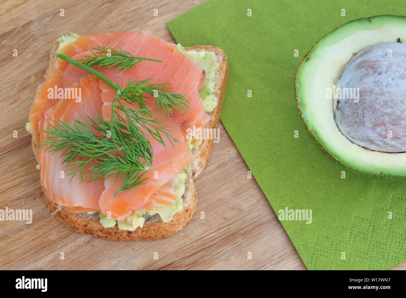 Elevato angolo di visione del pane con salmone e avocado Foto Stock
