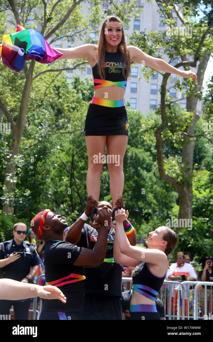 La città di New York, New York, Stati Uniti d'America. Il 30 giugno, 2019. Gotham allietare inizia il 2019 World Pride NYC marzo celebra il 50 anniversario di Stonewall uprising e la lotta per i diritti LGBTQIA. Credito: Nancy Kaszerman/ZUMA filo/Alamy Live News Foto Stock