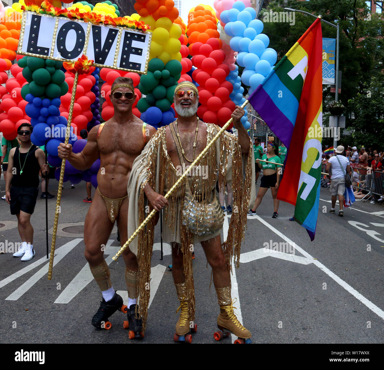 La città di New York, New York, Stati Uniti d'America. Il 30 giugno, 2019. Parade partecipa partecipare al 2019 World Pride NYC marzo celebra il 50 anniversario di Stonewall uprising e la lotta per i diritti LGBTQIA. Credito: Nancy Kaszerman/ZUMA filo/Alamy Live News Foto Stock