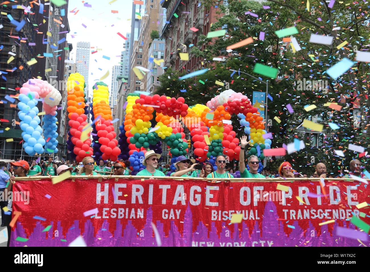 La città di New York, New York, Stati Uniti d'America. Il 30 giugno, 2019. Parade partecipa partecipare al 2019 World Pride NYC marzo celebra il 50 anniversario di Stonewall uprising e la lotta per i diritti LGBTQIA. Credito: Nancy Kaszerman/ZUMA filo/Alamy Live News Foto Stock