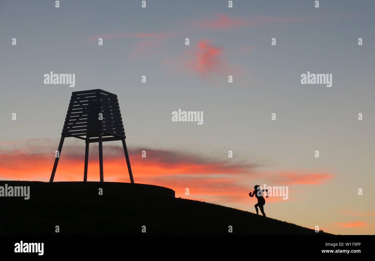 Esercizio all'alba. In esecuzione su quella collina allo spuntar del giorno. Esercizio generico le foto scattate con il sole che sorge a Melbourne. Foto Stock