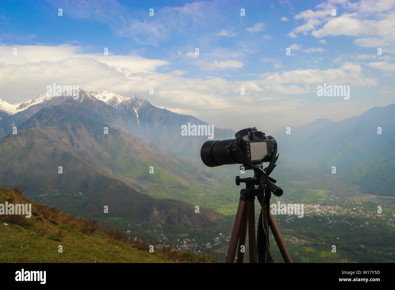 Srinagar, Jammu e Kashmir India- datata: Giugno 15, 2019: Close up di un Nikon D3200 fotocamera reflex digitale montato su un treppiede in alluminio con un ampio la montagna Foto Stock