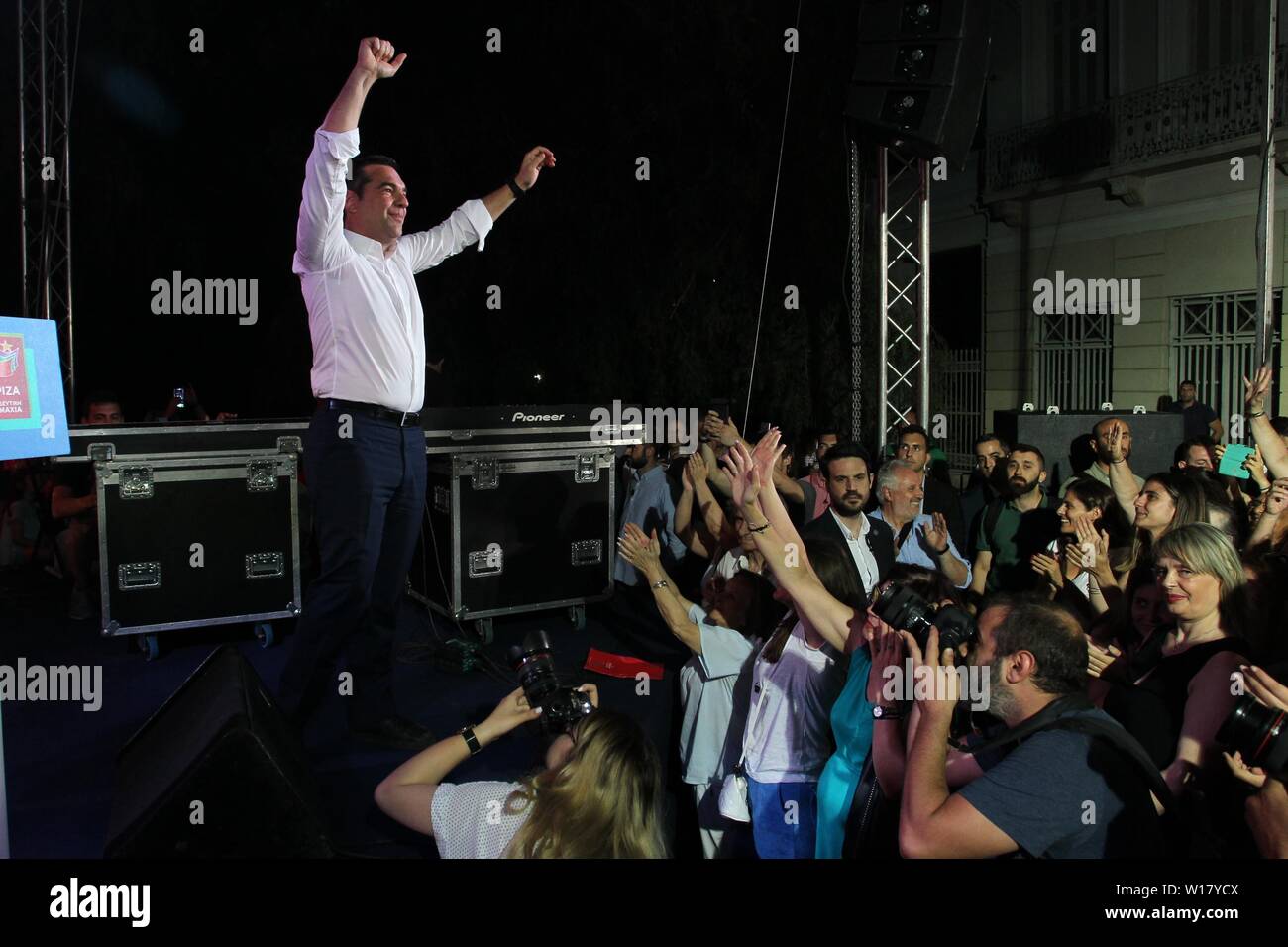Il Primo Ministro greco, Alexis Tsipras offre il suo intervento durante un periodo pre-elettorale rally prima delle elezioni generali in Atene. La Grecia è in possesso di elezioni generali del 07 luglio. Foto Stock