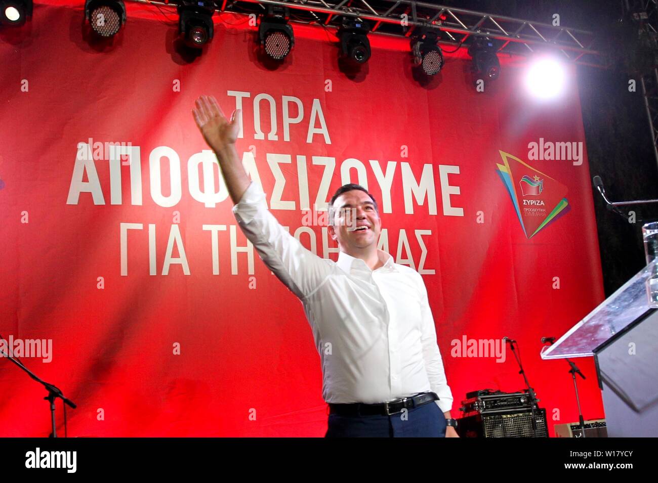 Il Primo Ministro greco, Alexis Tsipras offre il suo intervento durante un periodo pre-elettorale rally prima delle elezioni generali in Atene. La Grecia è in possesso di elezioni generali del 07 luglio. Foto Stock