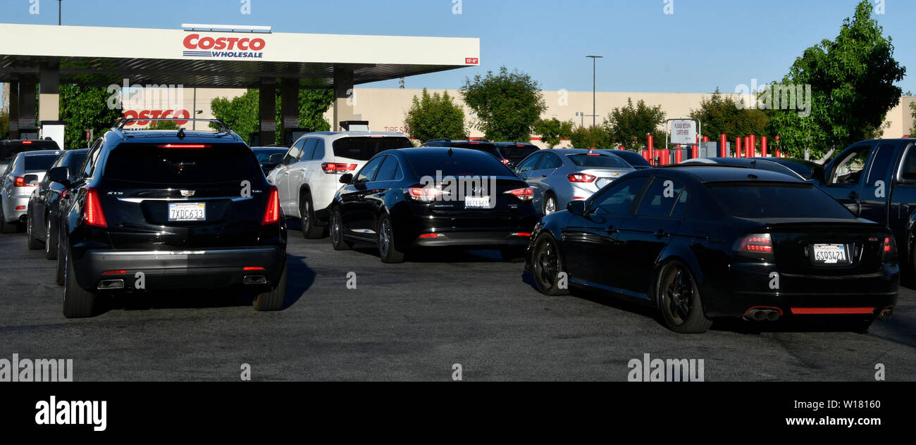 Centinaia di Socal driver tenta di salvare il denaro in quanto attendere fino a 45 min in linea ad un Costco gas station in Van Nuys, CA. Domenica pomeriggio tardi il 30 giugno 2019. Un nuovo a 6 centesimi per litro di imposta gas prende effetto statewide il 1 luglio. Che porta il gas totale imposta in California per 61,8 centesimi di un gallone, il più alto della nazione.L'aumento è parte di SB 1, legislazione che è stato firmato in legge nel 2017.La misura è previsto per portare in alcuni $54 miliardi di euro di entrate statali per il prossimo decennio, fondi che dovrebbero pagare per strada e riparazione ponte.Foto da Gene Blevins/ZumaPress (credito Immagine: © gen. Foto Stock