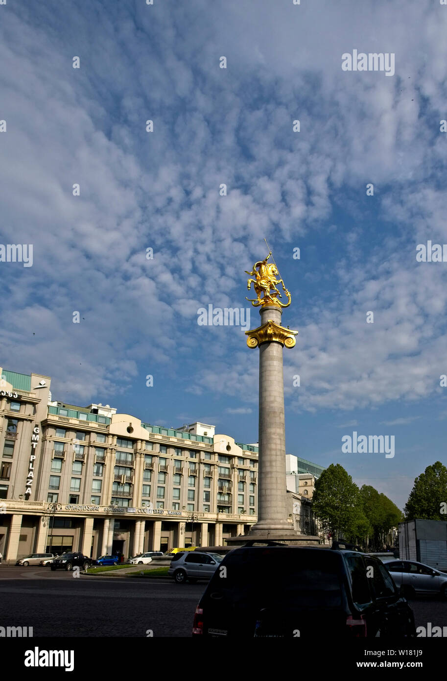 Il Monumento alla Libertà raffigurante San Giorgio che uccide il drago, scolpita in granito e oro, sorge di fronte al Marriott Hotel di Tbilisi, Georgia. Foto Stock