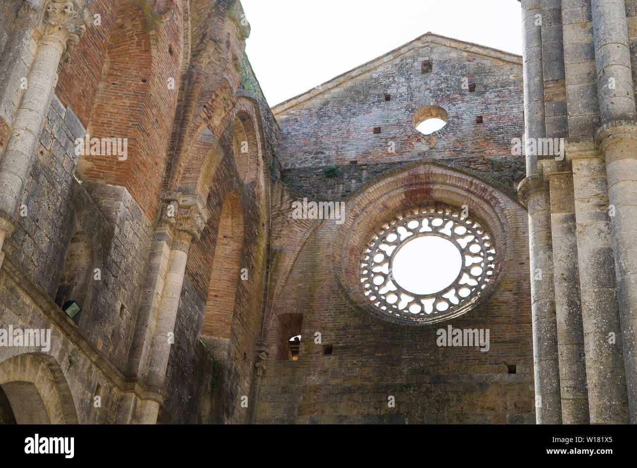 Dettaglio di un rosone in stile gotico scoperchiata abbazia di San Galgano. Chiusdino, Toscana, Italia. Foto Stock
