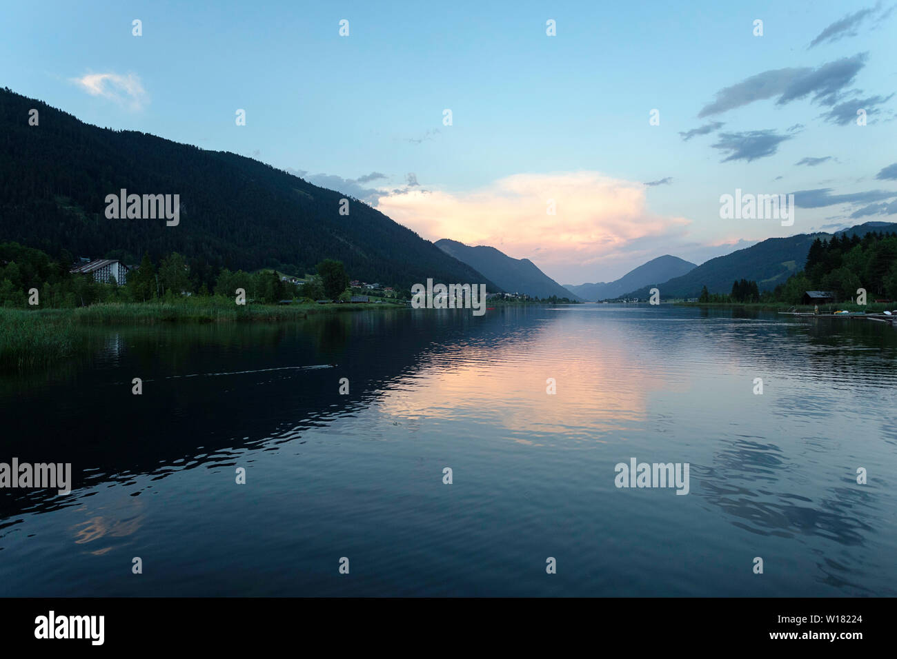 L'Austria, la Carinzia, il lago Weissensee in estate Foto Stock