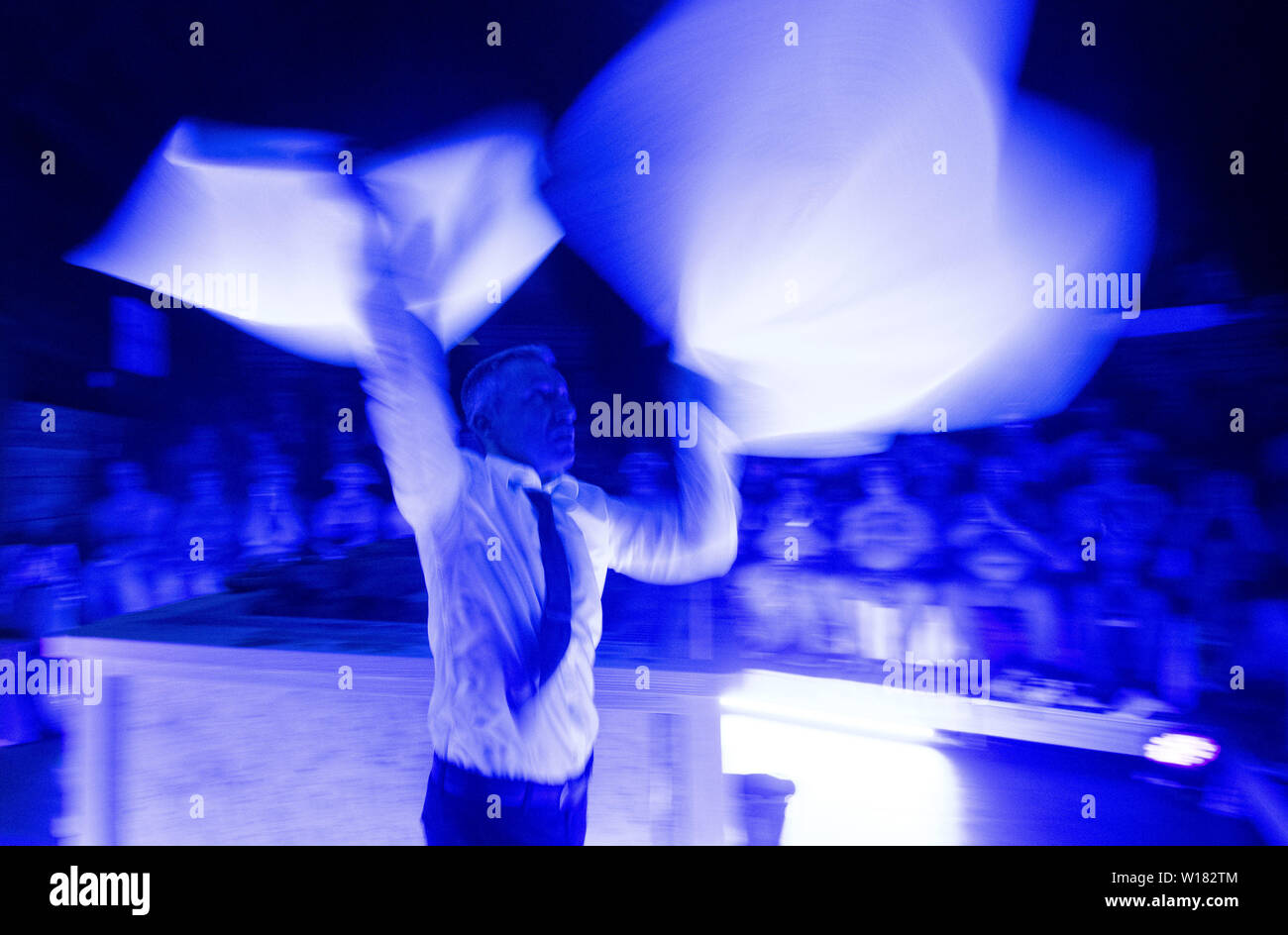 Biberach, Germania. Il 28 giugno, 2019. Oliver Kleinmanns, partecipante in tedesco Campionato di infusione, presenta la sua domanda di partecipazione al concorso in una sauna. I partecipanti del campionato saranno giudicati da una giuria di esperti che presti particolare attenzione alla professionalità, wedel tecnica, selezione di fragranza e di creatività. Credito: Marijan Murat/dpa/Alamy Live News Foto Stock