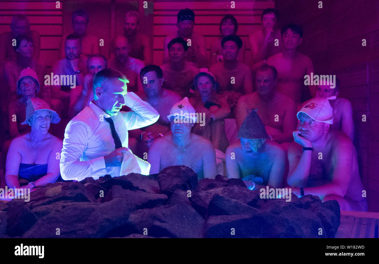 Biberach, Germania. Il 28 giugno, 2019. Oliver Kleinmanns, partecipante in tedesco Campionato di infusione, presenta la sua domanda di partecipazione al concorso in una sauna. I partecipanti del campionato saranno giudicati da una giuria di esperti che presti particolare attenzione alla professionalità, wedel tecnica, selezione di fragranza e di creatività. Credito: Marijan Murat/dpa/Alamy Live News Foto Stock