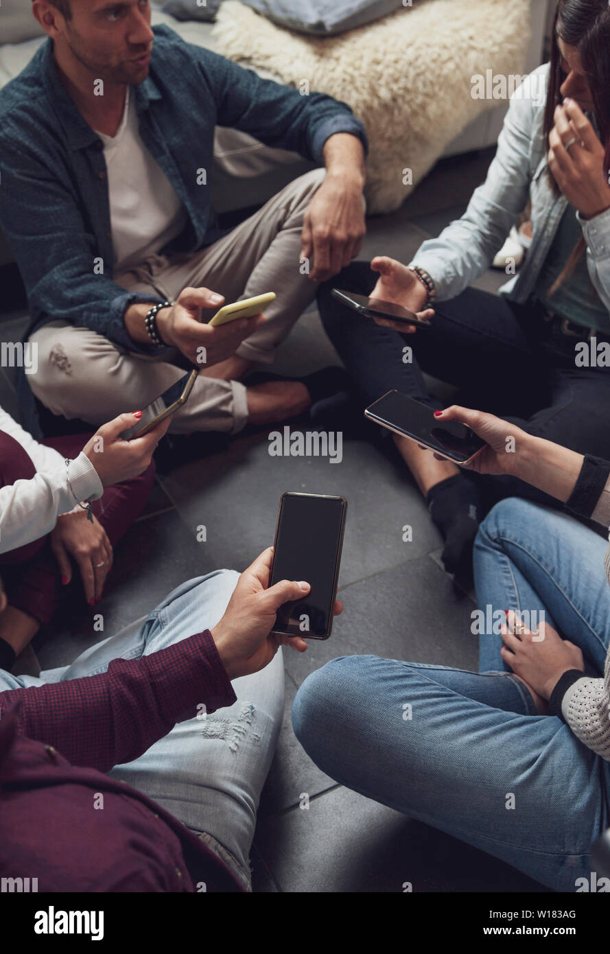 Gruppo di persone dipendenti divertirsi insieme utilizzando i telefoni intelligenti - concetto tecnologico con la millenaria online con i telefoni cellulari Foto Stock