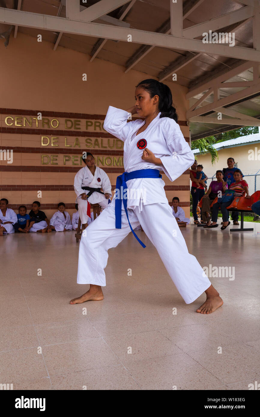 Okinawense Gojo Ryu Karate in Penonome, Cocle Affitto provincia, Repubblica di Panama. La scuola di karate era guidata dal Sensei Carlos Martinez, scomparso in febbraio, 2017. La scuola è stata una parte della IOGKF, Internazionale di Okinawa Goju Ryu Karate federazione. Ottobre, 2013. Foto Stock