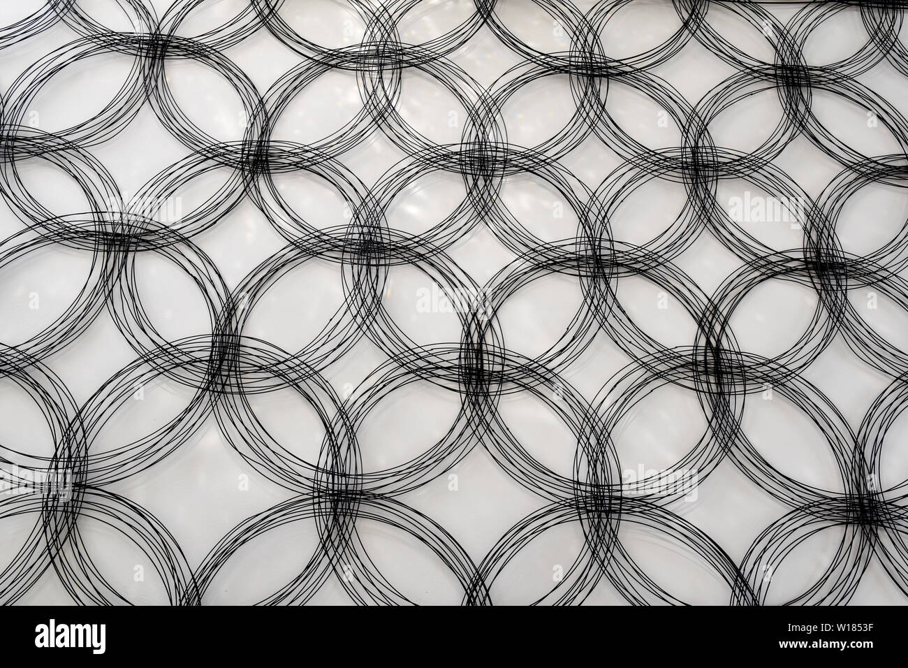 Abstract design in acciaio tri-circle art design contro la parete. Un bel collage Foto Stock