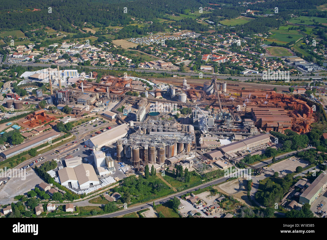 VISTA AEREA. La fabbrica Alteo: Leader mondiale nella produzione di allumina da bauxite importata. Gardanne, Bocche del Rhône, Provenza, Francia. Foto Stock