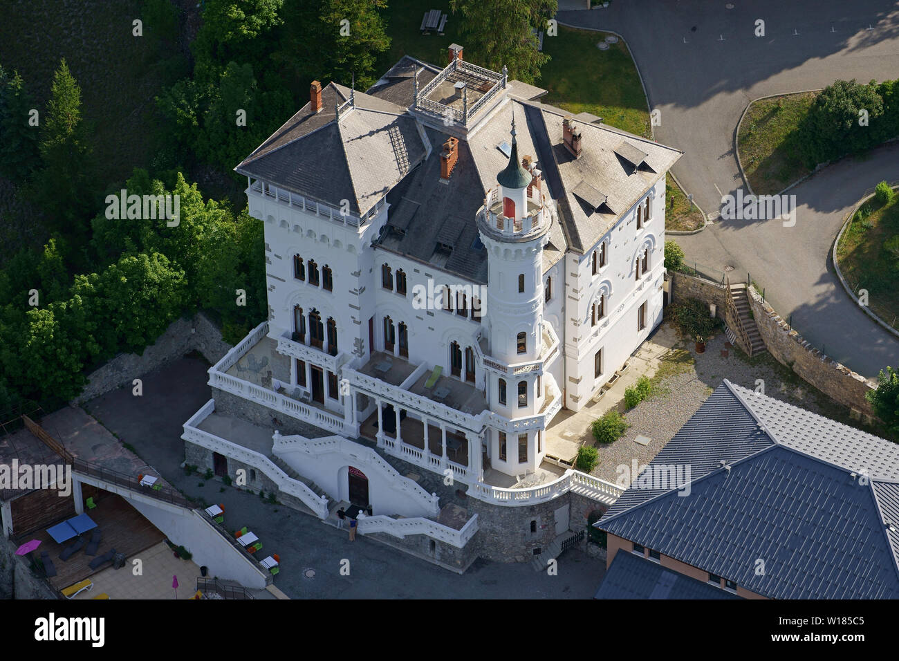 VISTA AEREA. Grande villa costruita all'inizio del 1900s, elencata nel registro dei monumenti storici. Château des Magnans, Jausiers, Francia. Foto Stock