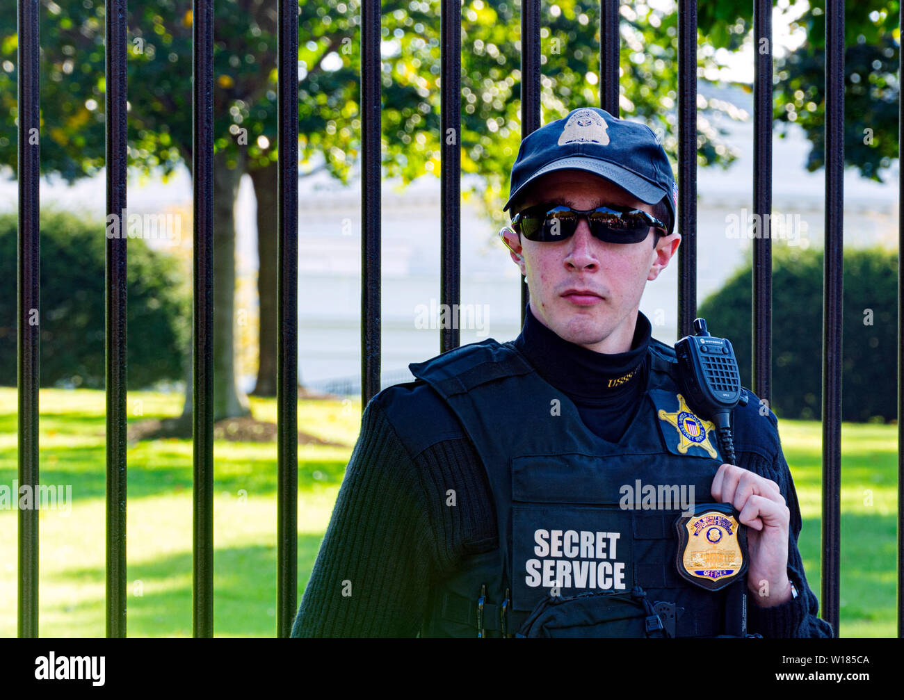Washington D.C., USA, ottobre 2016: un giovane ufficiale indossando occhiali da sole e l'uniforme dei servizi segreti americani a guardia della Casa Bianca nel lavare Foto Stock