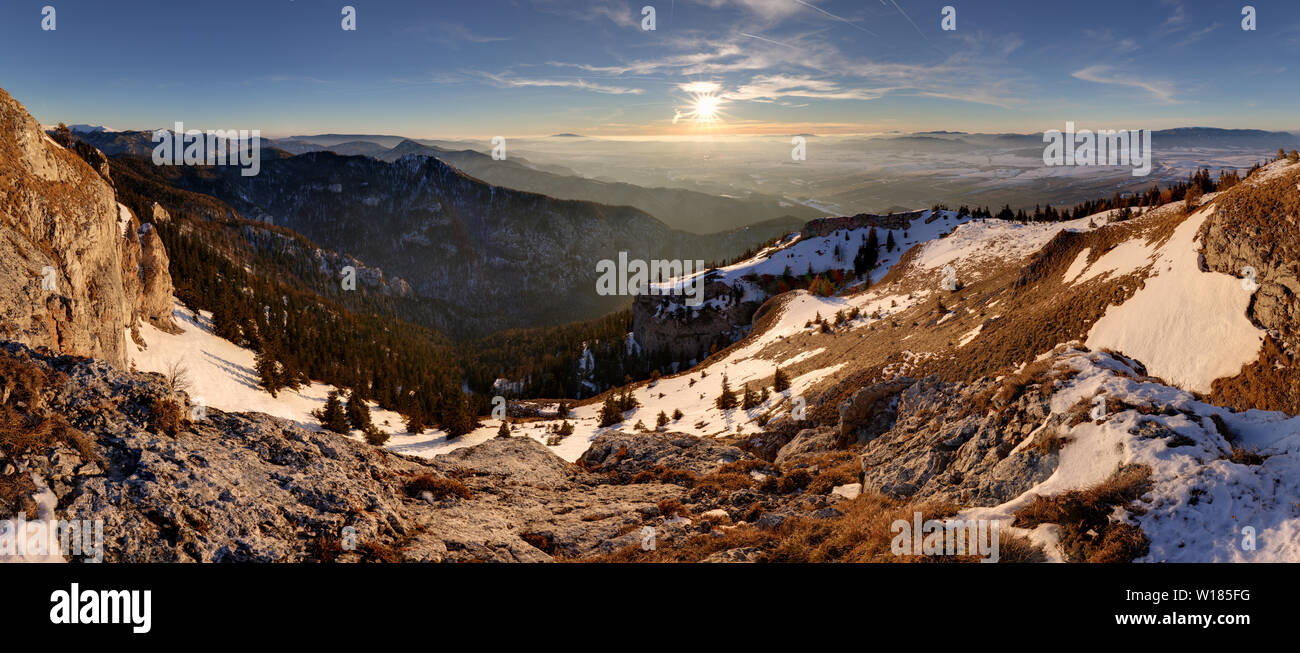 Picchi di montagna paesaggio al tramonto. Tramonto paesaggio di montagna Foto Stock