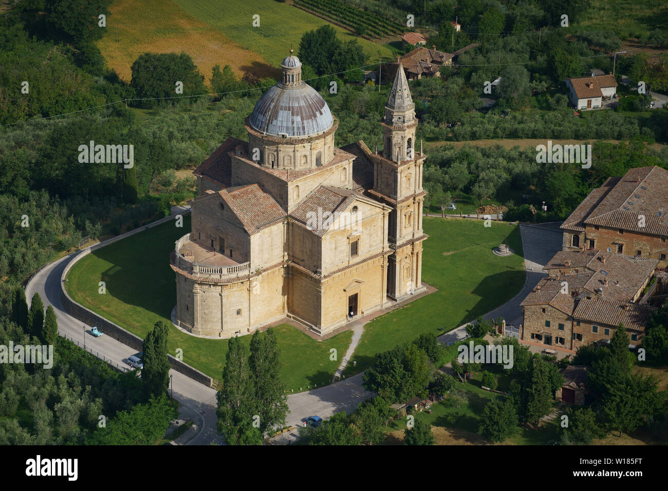 VISTA AEREA. Chiesa storica di San Biagio. Montepulciano, Provincia di Siena, Toscana, Italia. Foto Stock