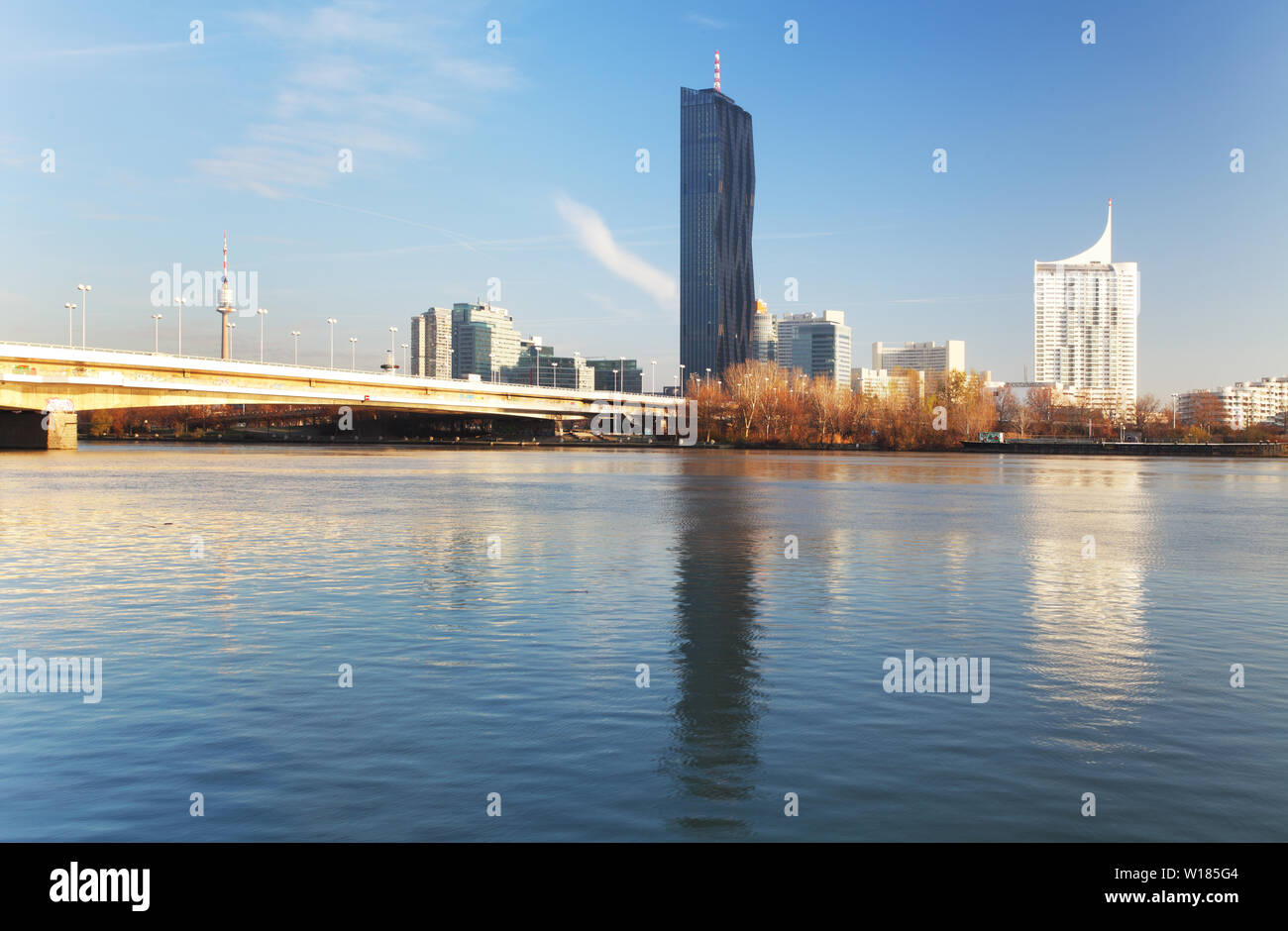 Vista su di una città moderna con una riflessione di acqua Foto Stock