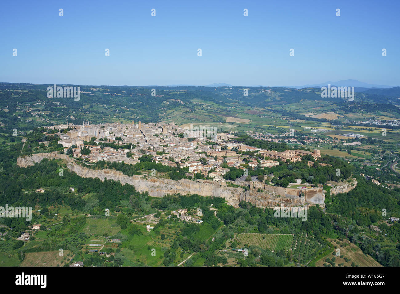 VISTA AEREA. Città medievale costruita su una mesa di roccia vulcanica. Orvieto, Provincia di Terni, Umbria, Italia. Foto Stock