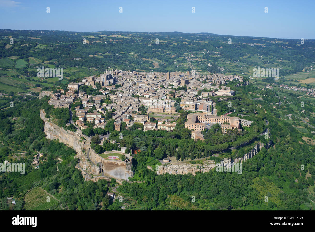 VISTA AEREA. Città medievale costruita su una mesa di roccia vulcanica. Orvieto, Provincia di Terni, Umbria, Italia. Foto Stock