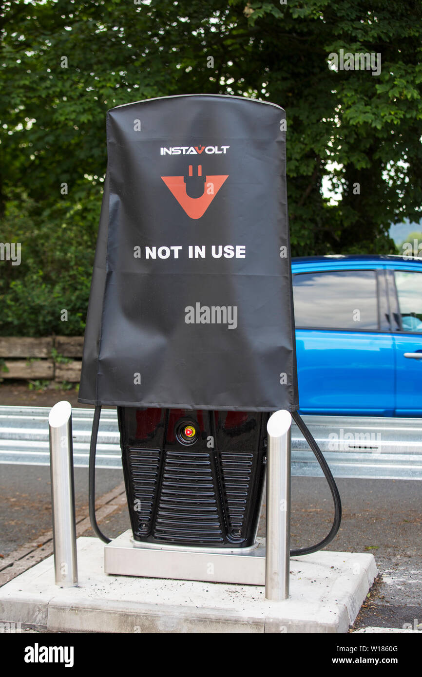 Il veicolo elettrico punti di carica essendo installato nel parcheggio del supermercato cabine in Windermere, Cumbria, Regno Unito. Foto Stock