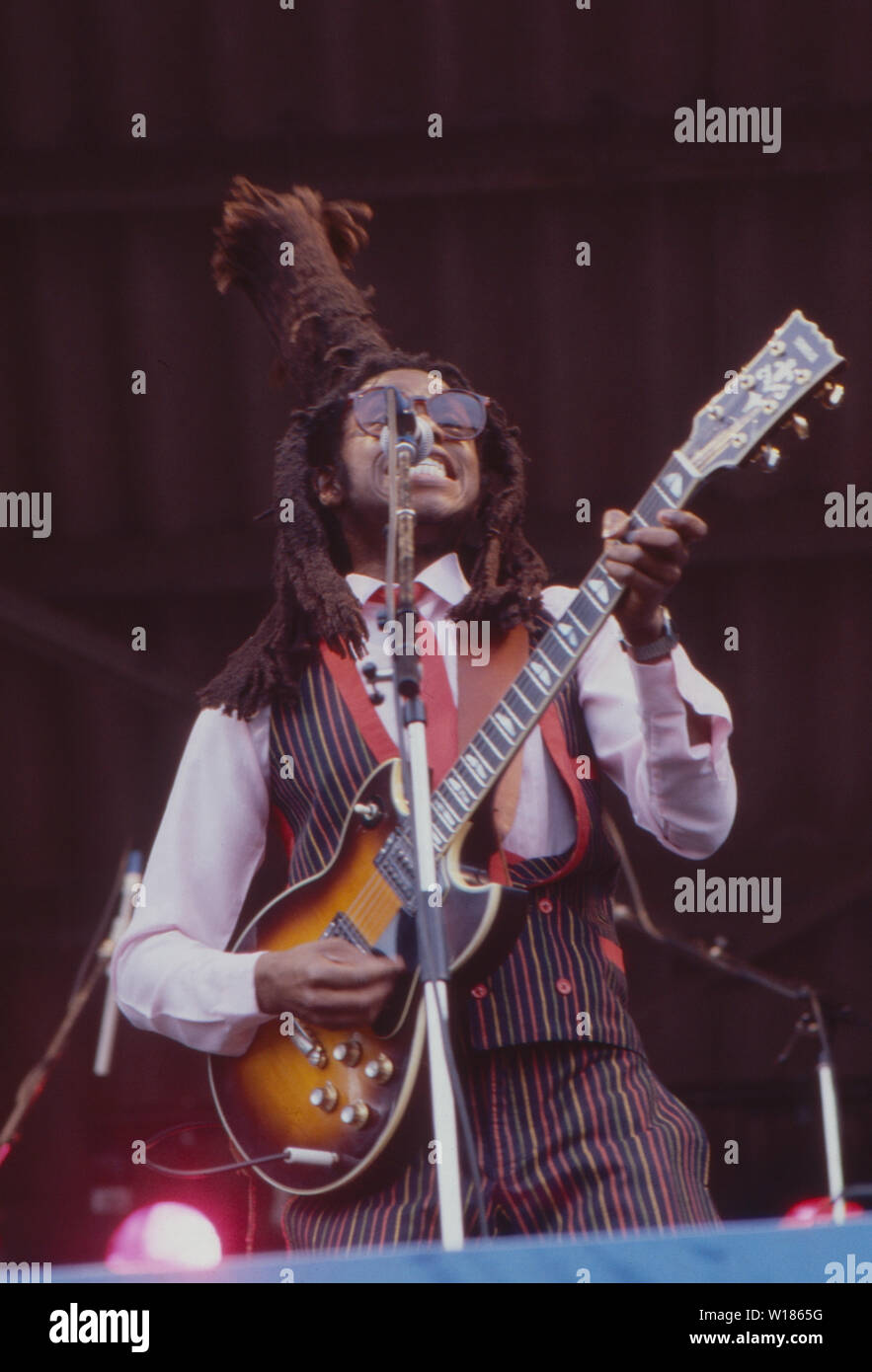 David cerve, Sänger und Gitarrist der britischen Reggae Band " acciaio " di impulso, bei einem Konzert, Deutschland ca. 1985. Il cantante e chitarrista David cerve del British reggae band " acciaio " Impulsi di eseguire dal vivo sul palco in Germania, ca. 1985. Foto Stock