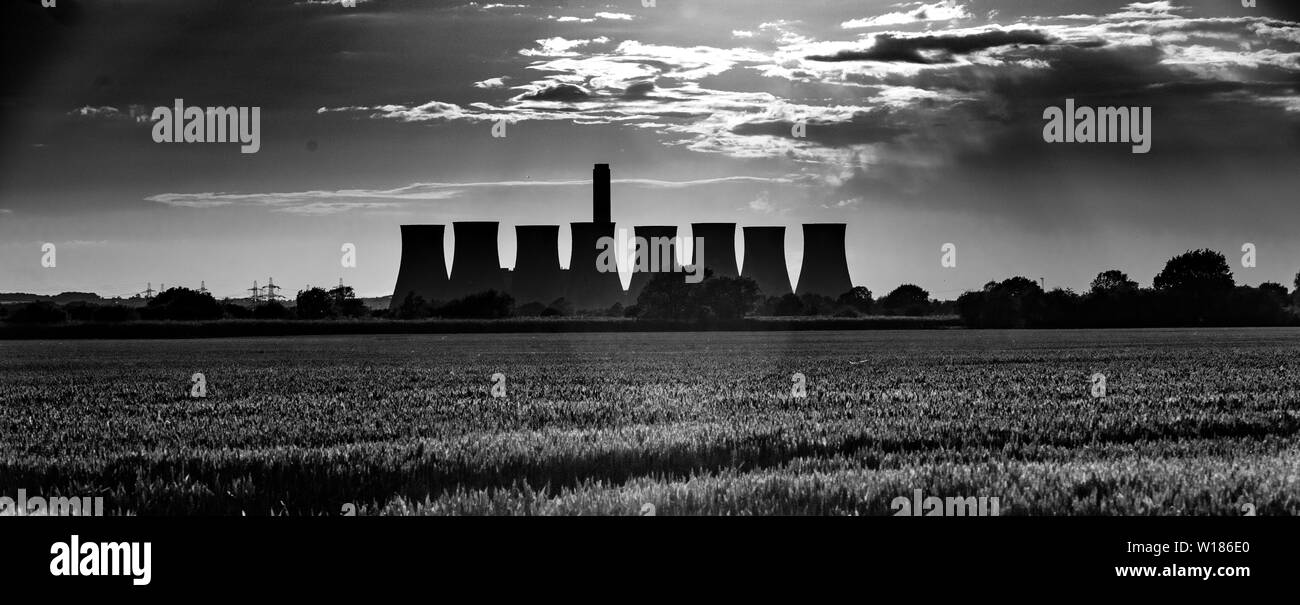 Cottam, Nottinghamshire, Regno Unito, giugno 2019, una vista di Cottam Power Station nel Nottinghamshire visto da Lincolnshire in Oriente Foto Stock