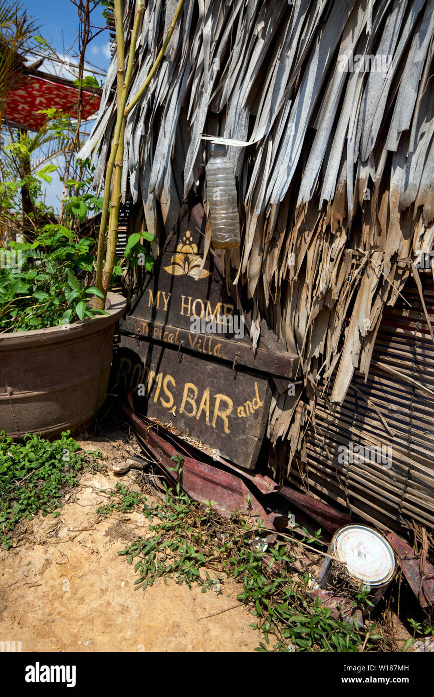 La casa di due autisti di tuk tuk è parte del paesaggio rurale in una zona rurale vicino alla città di Siem Reap, Cambogia. Foto Stock