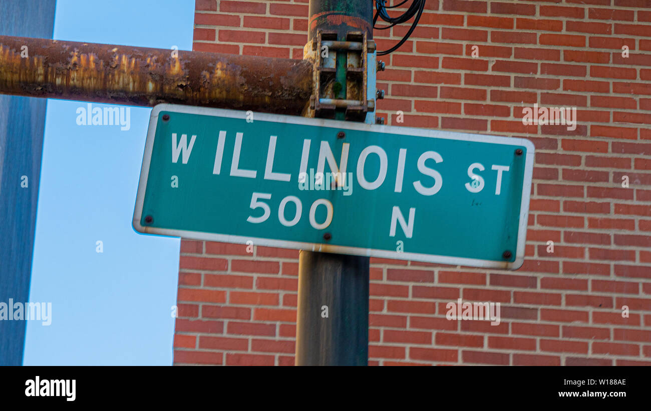 Strada segno Illinois St a Chicago - Chicago, Stati Uniti d'America - 12 giugno 2019 Foto Stock