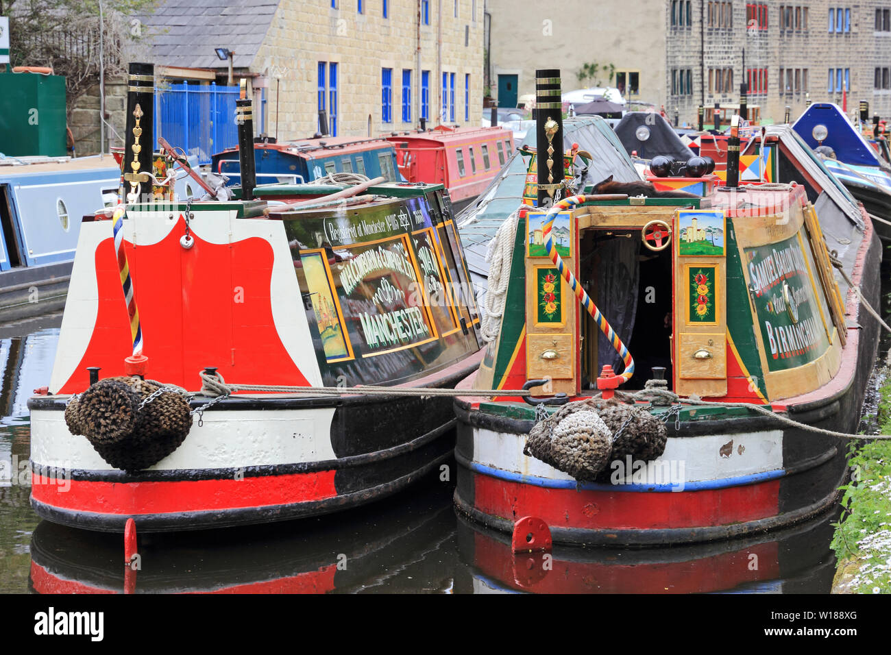 Colorato ex Narrowboats lavoro ormeggiata su Rochdale Canal, Hebden Bridge Foto Stock