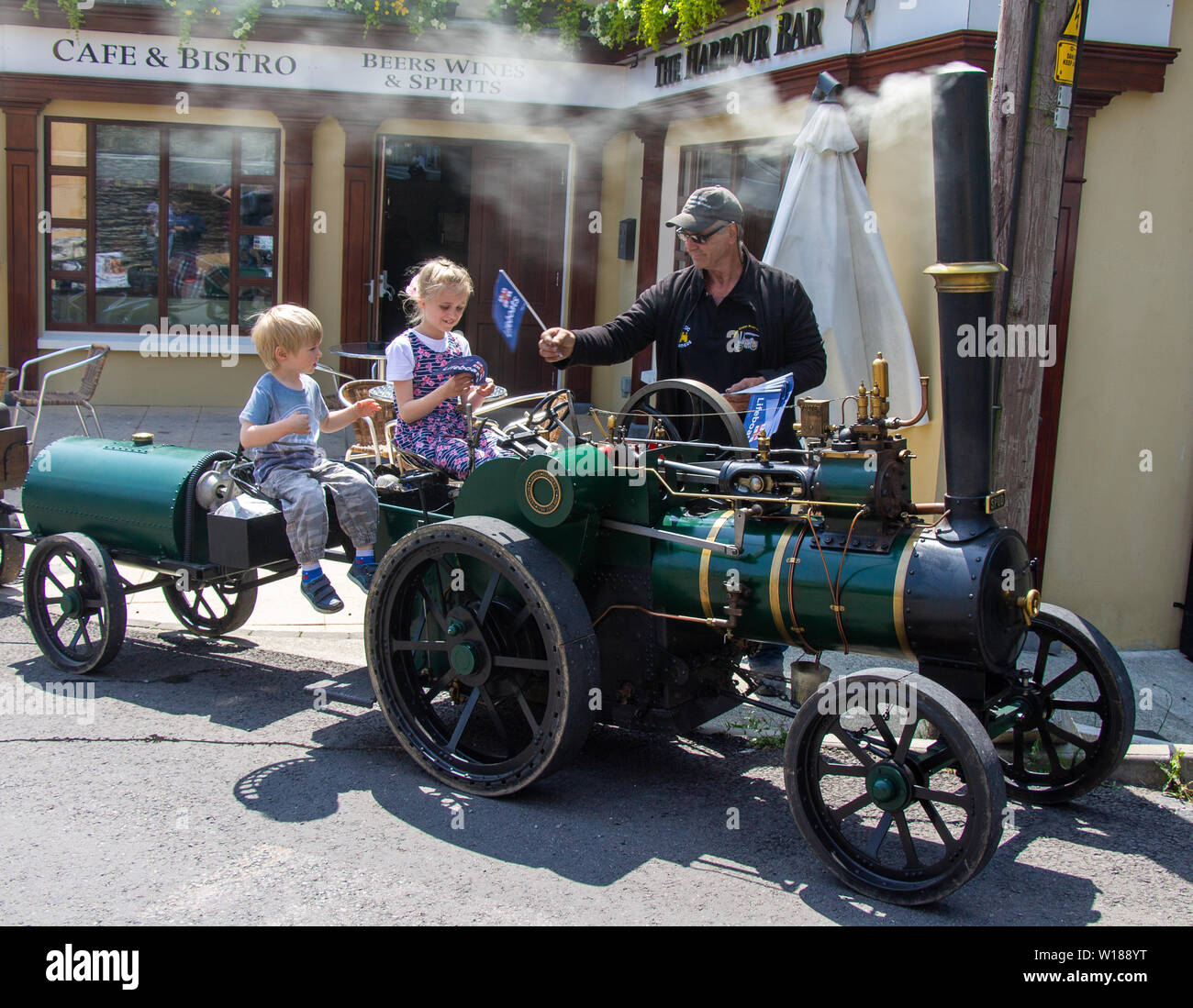 2 bambini stavano seduti su un vapore motore trazione Foto Stock
